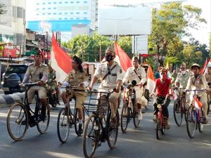 Melihat Perayaan HUT RI ala Komunitas Sepeda Tua Makassar