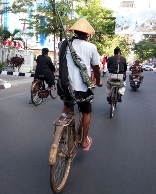 Melihat Perayaan HUT RI ala Komunitas Sepeda  Tua Makassar 