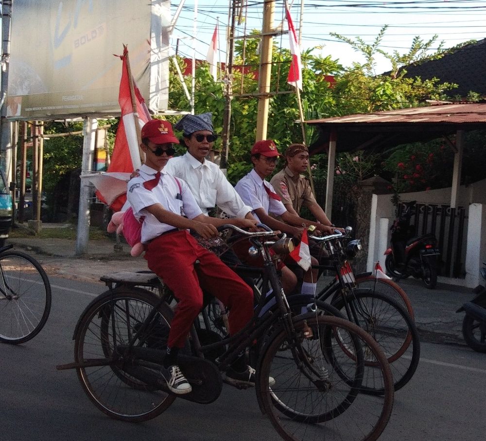 Komunitas sepeda tua di Makassar peringati 17 Agustus. (Hermawan Mappiwali/detikcom)