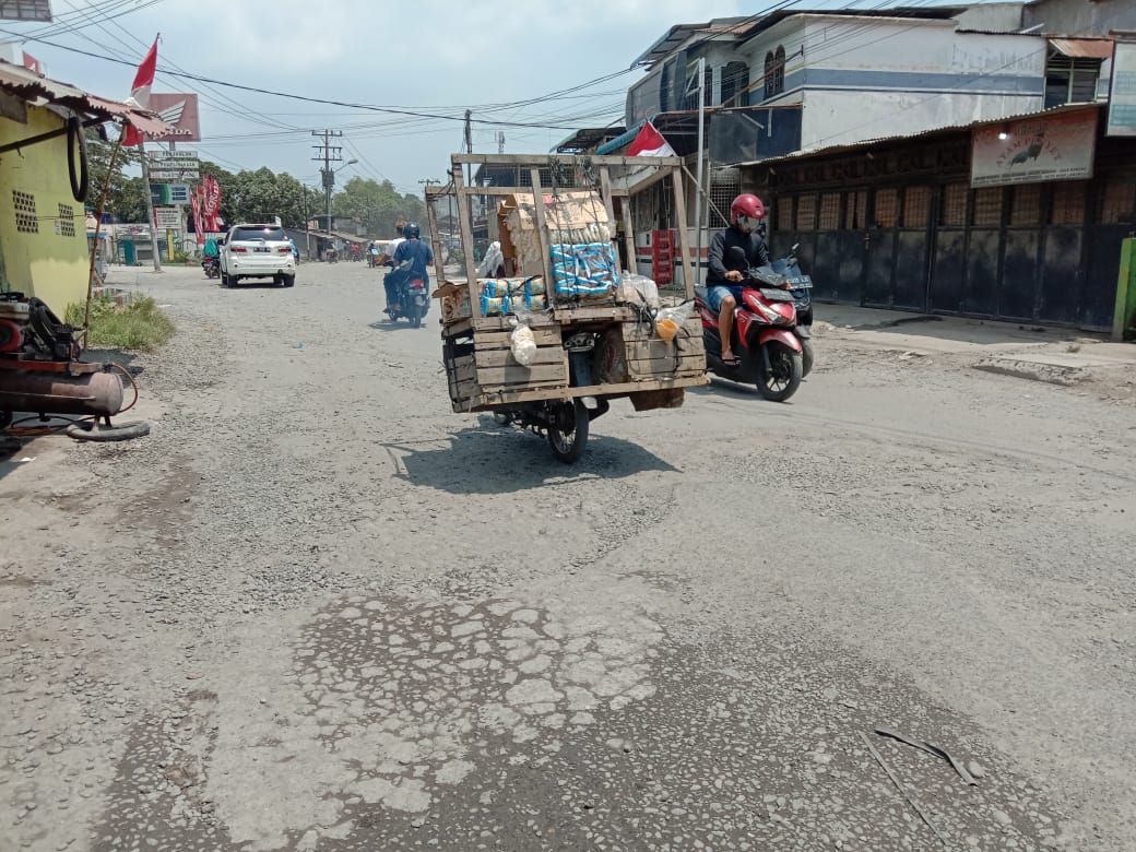 Kondisi kerusakan di Jalan Pancing 1, Medan (Ahmad Arfah-detikcom)
