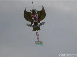 Meriahkan HUT Ke-75 RI, Layangan Garuda Pancasila Terbang di Langit Merak