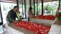 Hal itu dilakukan sebagai penghormatan atas jasa para pahlawan.