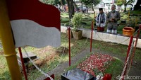 Makam Buya Hamka pun demikian. Beberapa peziarah memadati makan di hari kemerdekaan.