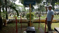 Penghormatan dilakukan oleh warga.
