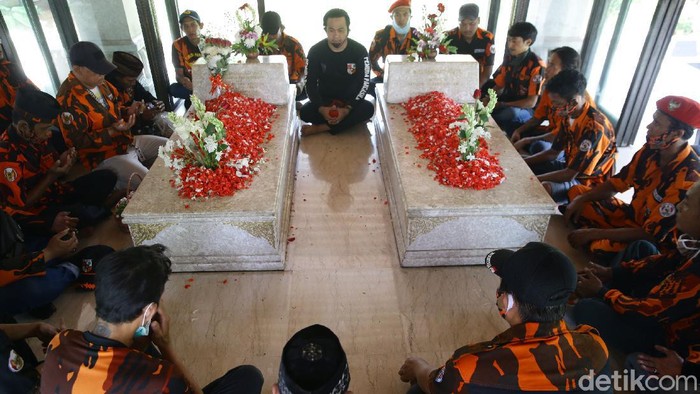 Makam Bung Hatta dan Buya Hamka Ramai Peziarah Makam Bung Hatta dan Buya Hamka di TPU Tanah Kusir, Jakarta Selatan, mulai ramai dikunjungi peziarah. Berikut foto-foto terkininya.