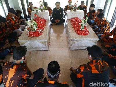 Makam Bung Hatta dan Buya Hamka Ramai Peziarah