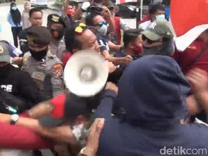 Demo Saat HUT RI Ke-75, Massa di Mamuju Ribut dengan Polisi