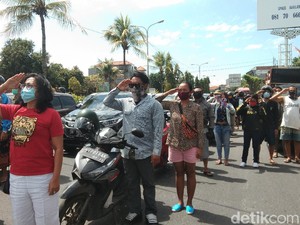 Saat Warga di Bali Berdiri Sikap Sempurna di HUT RI Ke-75