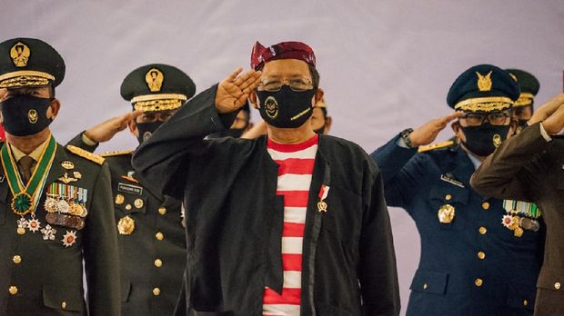 Menko Polhukam Mahfud MD mengikuti upacara virtual dengan baju khas Madura