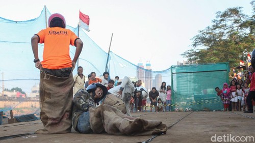 Meski dilarang oleh Gubernur DKI Anies Baswedan, sejumlah warga di bantaran Banjir Kanal Barat (BKB), Jakarta, tetap nekat menggelar lomba tujuh belasan.
