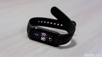 Gelang pintar ini mengusung layar AMOLED 1,1 inch. Ukuran ini 20% lebih besar dari Mi Band 4. Sehingga menampilkan informasi lebih banyak. Foto: Adi Fida Rahman/detikINET