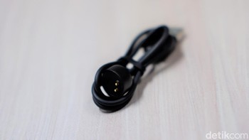 Mi Band 5 mengusung charger yang berbeda dari sebelumnya. Foto: Adi Fida Rahman/detikINET