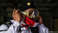 Para penyelam melakukan persiapan.