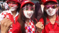 Mereka tetap menerapkan protokol kesehatan, seperti memakai masker.