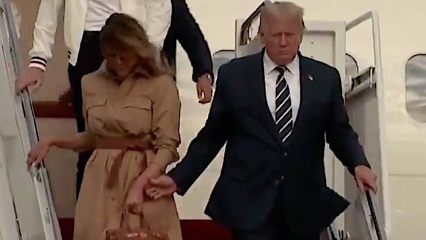 Momen saat Melania menolak untuk menggandeng tangan Trump