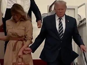 Tertangkap Kamera! Melania Tolak Digandeng Trump saat Turun Pesawat