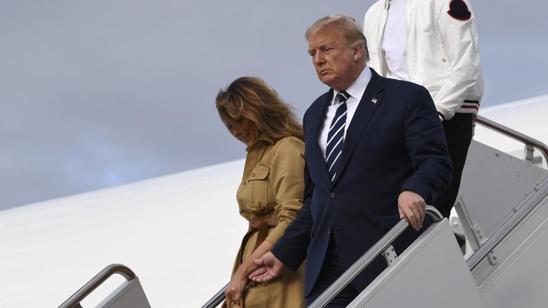 Momen saat Trump dan Melania menuruni tangga pesawat kepresidenan AS President Donald Trump and first lady Melania Trump walk down the steps of Air Force One at Andrews Air Force Base, Md., Sunday, Aug. 16, 2020. Trump was returning to Washington after spending the weekend at Trump National Golf Club in New Jersey. (AP Photo/Susan Walsh)