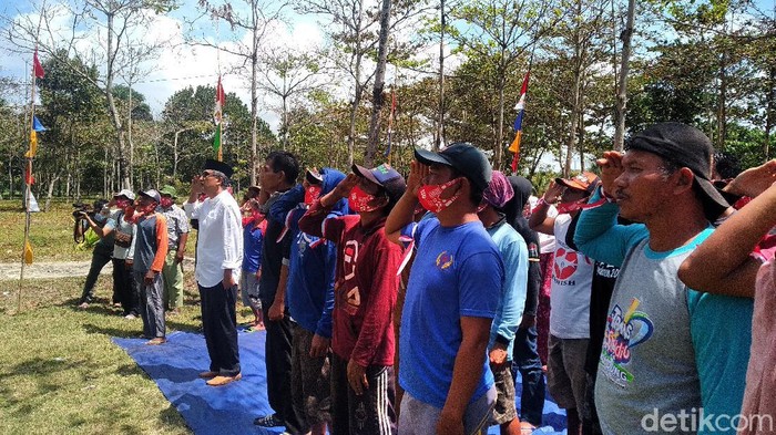Nelayan Pangandaran gelar upacara peringatan HUT RI ke-75.
