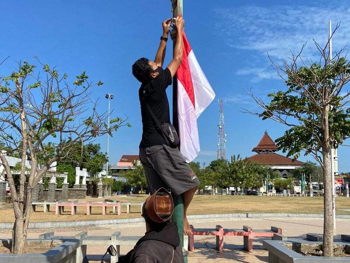 Para santri memasang bendera di Alun-alun Kota Rembang, usai dikritik Gus Mus