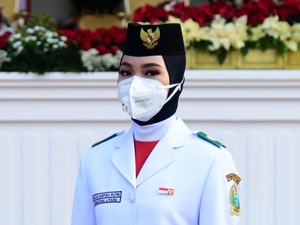 Mengenal Masker Berkatup yang Dipakai Petugas Upacara HUT RI di Istana