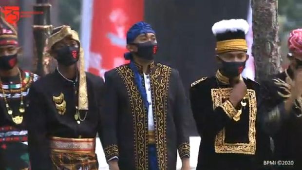 Paspampres Pakai Baju Adat