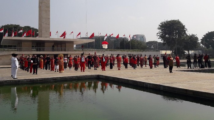 PDIP melakukan upacara bedera HUT ke-75 RI di Lapangan Banteng.