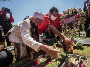 HUT RI, PDIP Surabaya Ziarah Makam Pahlawan hingga Beri Penghargaan Veteran