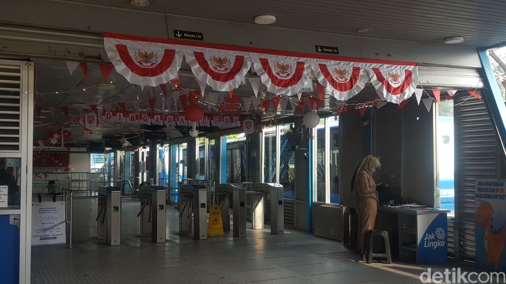 Pegawai Transjakarta di halte Ragunan mengenakan baju veteran. (Zunita/detikcom)