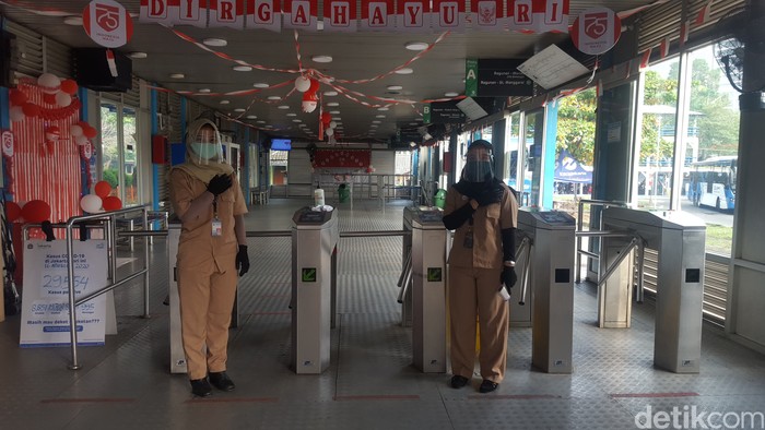 Pegawai Transjakarta di halte Ragunan mengenakan baju veteran. (Zunita/detikcom)