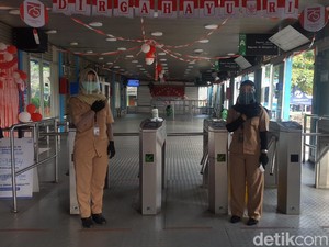 Peringati HUT Ke-75 RI, Pegawai TransJ Halte Ragunan Pakai Baju Veteran