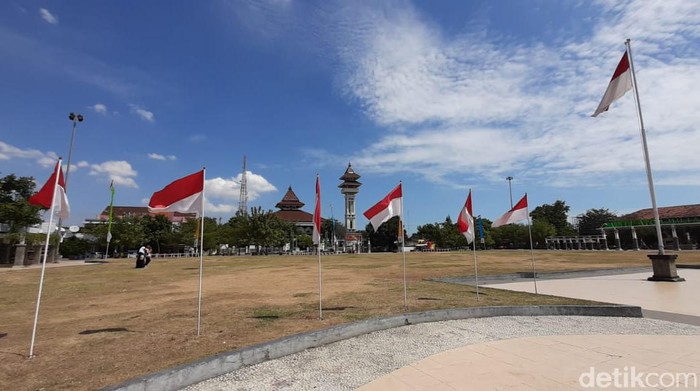Pemasangan bendera di Alun-alun Rembang setelah dikritik Gus Mus