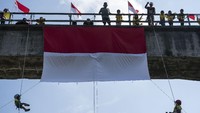 Pembentangan bendera menggunakan teknik rappelling atau menuruni bidang vertikal menggunakan tali yang diikuti pemanjat anak dari Jogjakarta Climbing Club tersebut untuk memperingati HUT ke-75 Republik Indonesia.