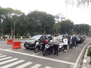 Momen Pemotor di Lampu Merah Tugu Tani Berdiri Sikap Sempurna Saat HUT RI