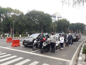 Momen Pemotor di Lampu Merah Tugu Tani Berdiri Sikap Sempurna Saat HUT RI