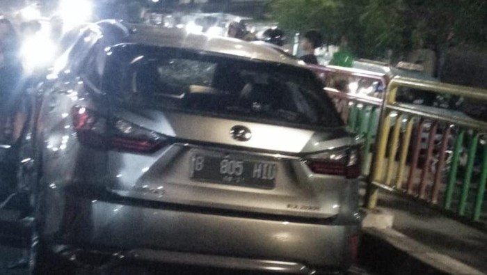 Penampakan mobil Lexus yang tabrak tewas penumpang motor di Palmerah
