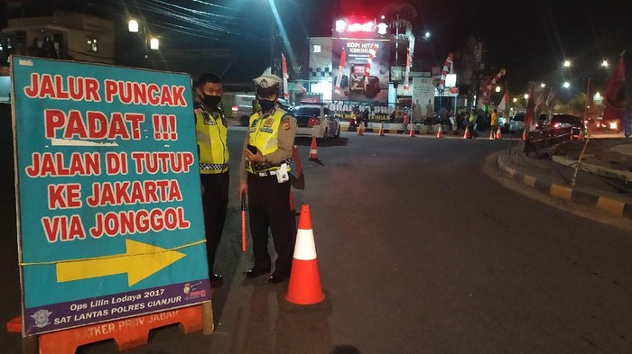 Pengalihan arus lalu lintas di Cianjur karena puncak padat.