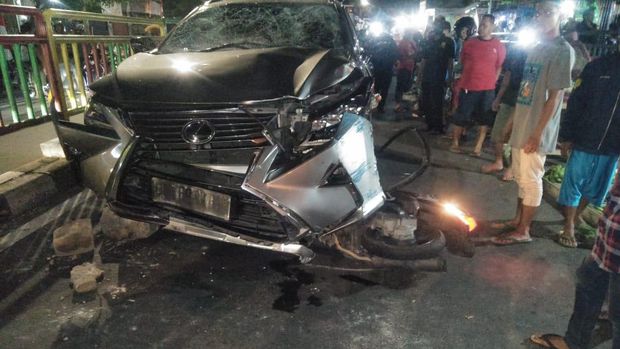 Pengemudi Lexus Tabrak Pemotor di Palmerah Jakpus, 1 Tewas