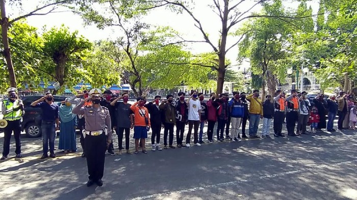 Pengendara dan polisi rayakan HUT RI