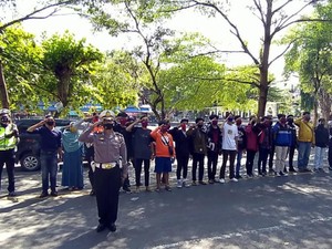 Warga Palabuhanratu Berdiri Sikap Sempurna Peringati HUT RI Ke-75