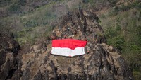 Beginilah penampakan bendera merah putih raksasa yang berkibar diantara perbukitan di Sukoharjo, Jawa Tengah. ANTARA FOTO/Mohammad Ayudha