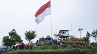 Pengibaran bendera raksasa yang diikuti anggota TNI, Polri, Warga dan Relawan tersebut untuk mengenang pertempuran di Lereng Merapi saat melawan penjajah serta menyambut perayaan HUT ke-75 Republik Indonesia. ANTARA FOTO/Hendra Nurdiyansyah