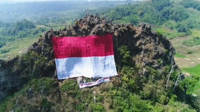 pengibaran bendera di tebing patenggang pengibaran bendera di tebing patenggang