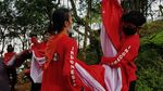 Pengibaran Bendera Merah Putih di Tebing Gunung Bongkok