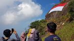 Pengibaran Bendera Merah Putih di Tebing Gunung Bongkok