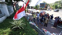 Mbah Min biasa berjualan di depan UNS Solo, Jawa Tengah.