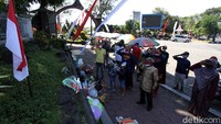 Bersama para pegiat sosial, Mbah Min melakukan penghormatan kepada bendera Merah Putih.