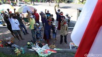 Mbah Min atau Ngadimin Citro Wiyono (87) berlatih menghormat bendera bersama pegiat sosial superhero.