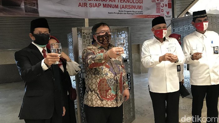Peresmian instalasi air siap minum ‘Arsinum’ berteknologi reverse osmosis yang berada di pintu Al-Fallah Masjid Istiqlal (Tiara Aliya/detikcom)