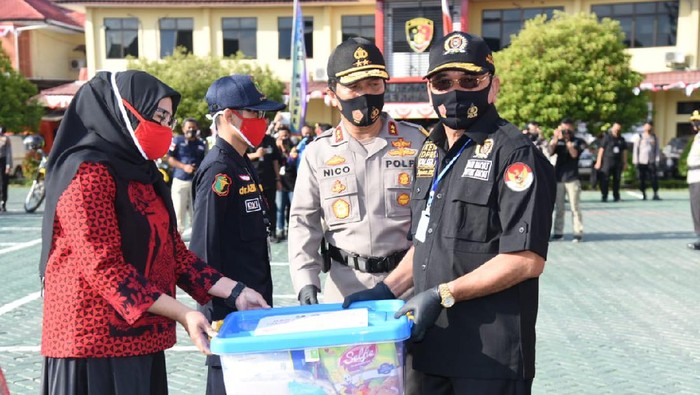Peringati HUT RI, Polda Kalsel Bagikan 1 Juta Masker ke Warga