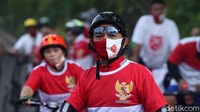 Warga juga memakai masker merah putih.